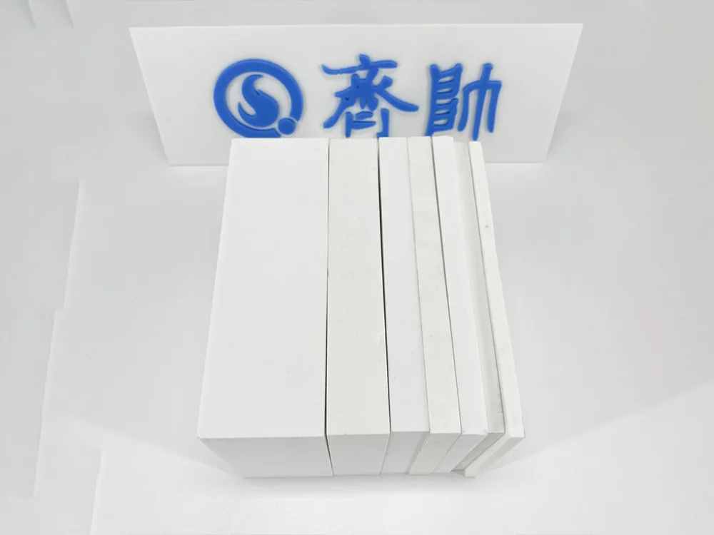 Каков материјал е алумина керамичката плоча?